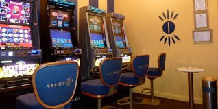 surgadewa slot Lightning Roulette table with live dealer and multiplier display showing lightning strikes on selected numbers